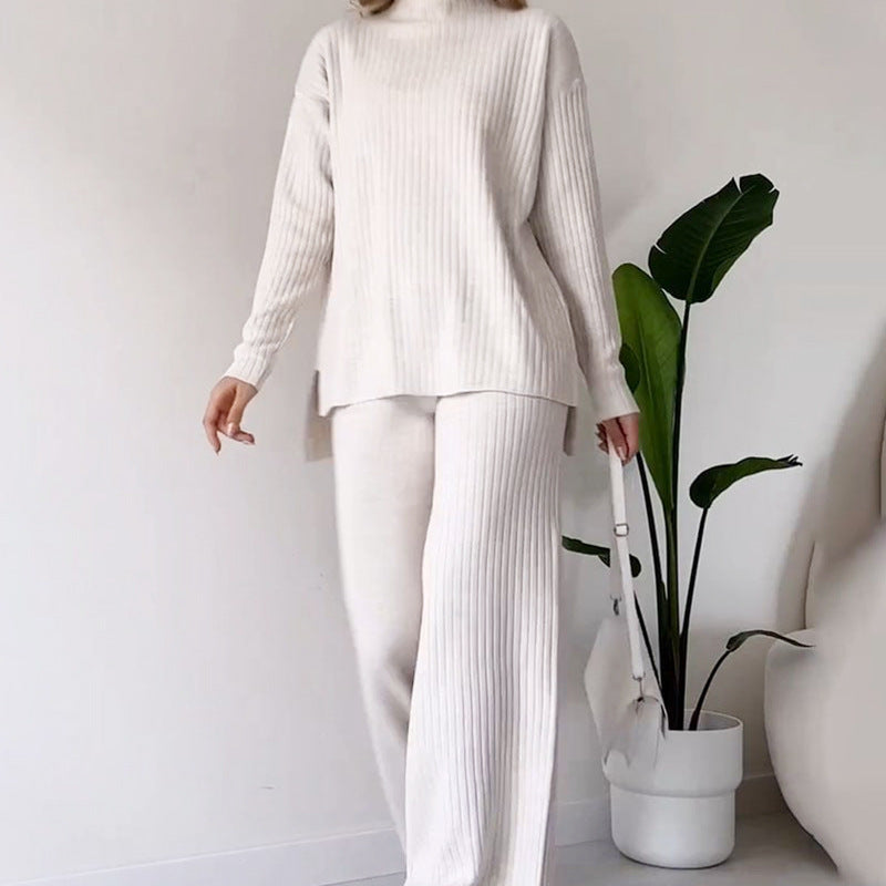 Ensemble tricoté col roulé, haut fendu et pantalon droit