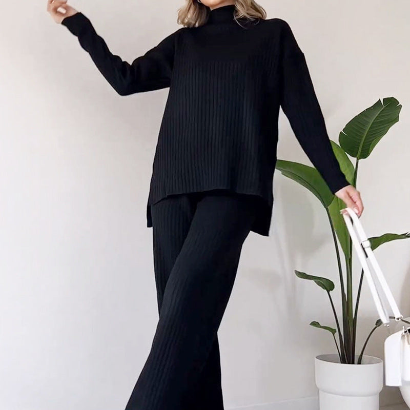 Ensemble tricoté col roulé, haut fendu et pantalon droit