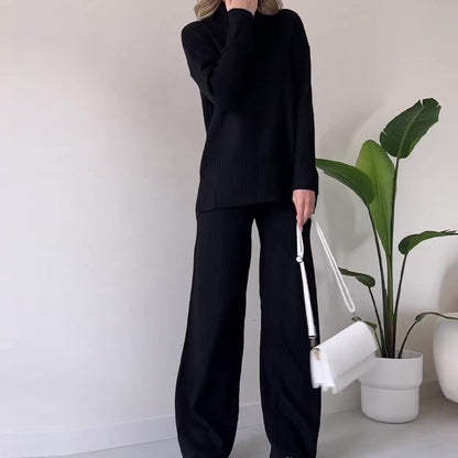 Ensemble tricoté col roulé, haut fendu et pantalon droit