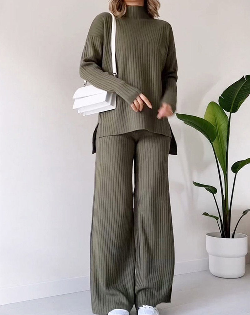 Ensemble tricoté col roulé, haut fendu et pantalon droit