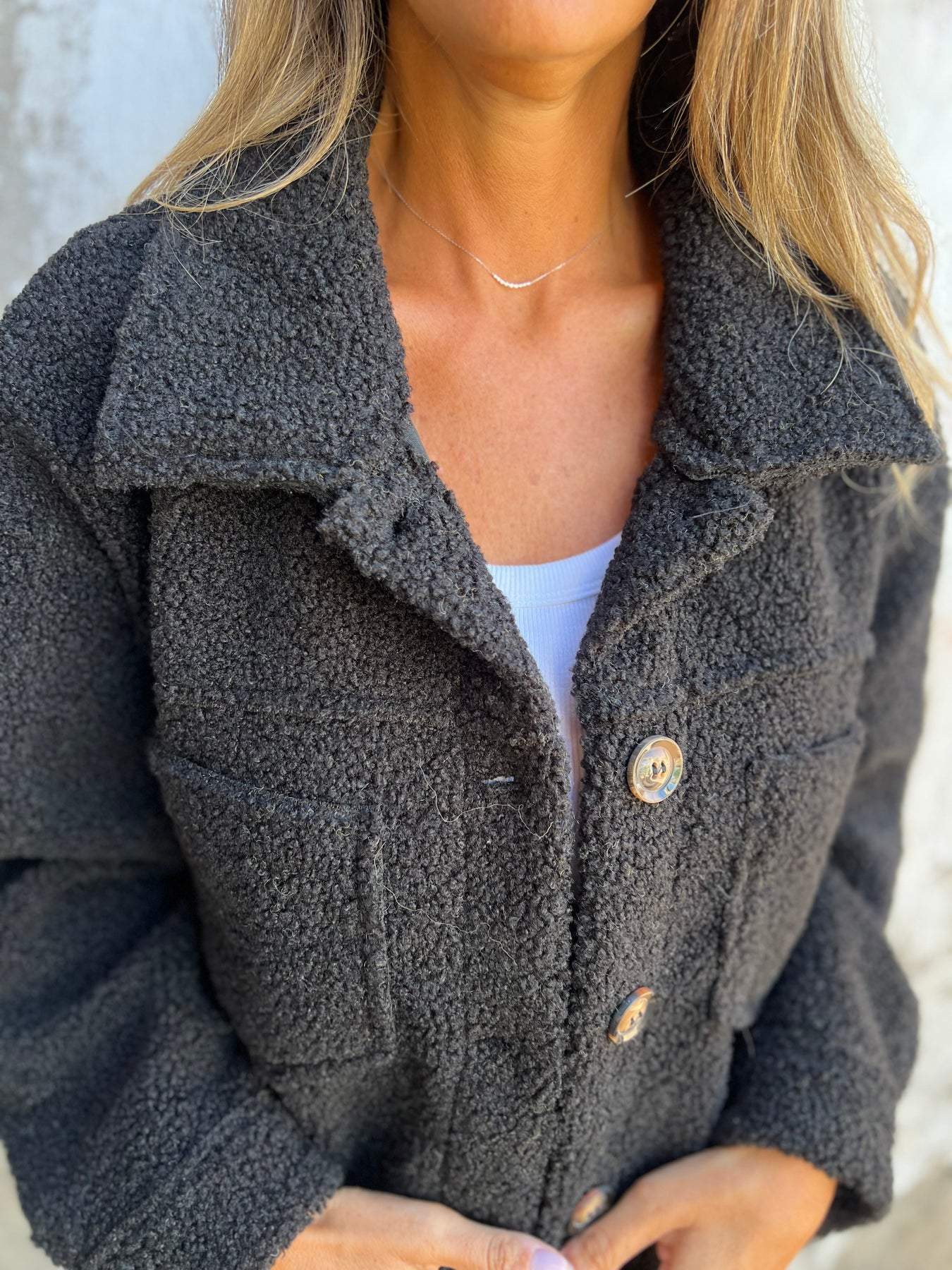 Manteau en laine d'agneau à col revers pour femme, à bouton unique.